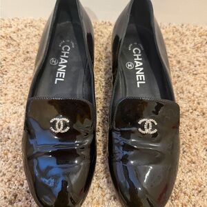 CHANEL Black Patent Leather Flats with Logo